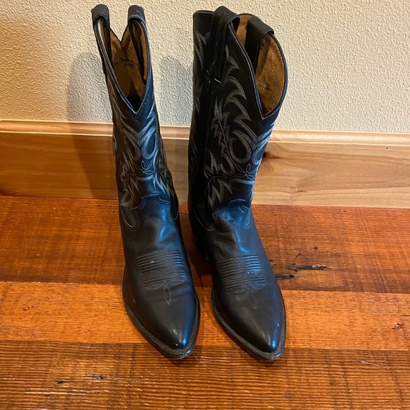 Men’s TONY LAMA WESTERN BOOTS, black stallion leather, 7920, size 9-1/2 D - Picture 4 of 12
